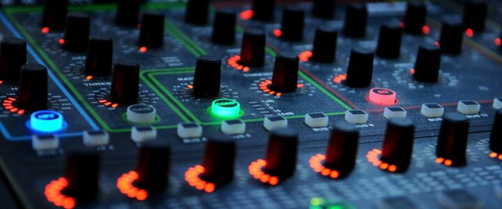 Die Evolution der DJ-Ausrüstung: Von Schallplatten zu digitalen Controllern Die Evolution der DJ-Ausrüstung: Von Schallplatten zu digitalen Controllern